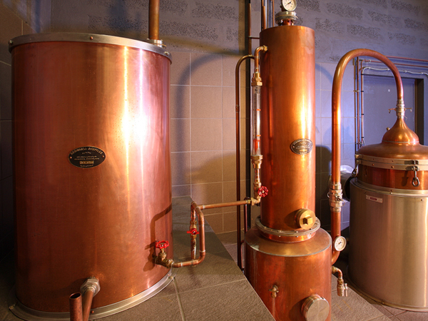 Alcool & Alchimie : histoire de la distillation et des alambics
